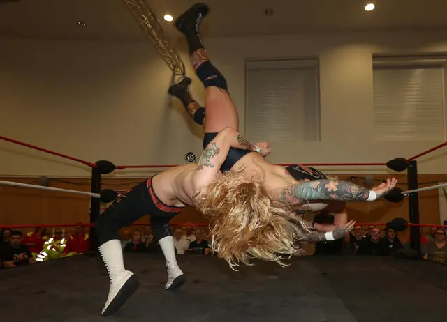 Binolt Leach mit einem German Suplex gegen den Ungar Icarus | Foto: Alex Singer