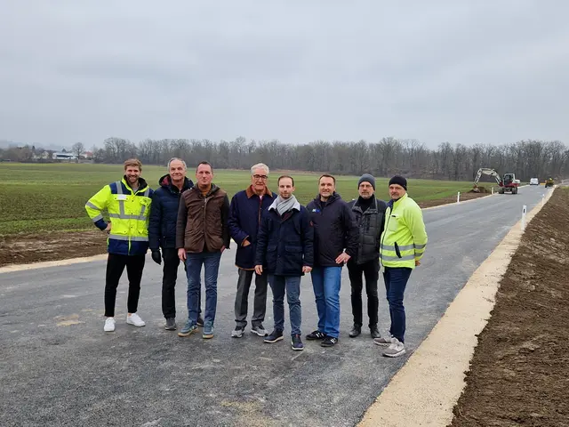 Neue Zufahrtsstraße: Felix Schweighofer (Fa. H&amp;F), Vizebgm. a. D. Walter Forstenlechner, Gf. GR Thomas Wahl, Johannes Hödlmayr, Bgm. Daniel Lachmayr, Roman Putschögl (Fa. IKW), Thomas Beck (Arch. Groh&amp;Partner) und Christian Affenzeller (Fa. LogServ) – am Foto von links.  | Foto: Gemeinde Ennsdorf