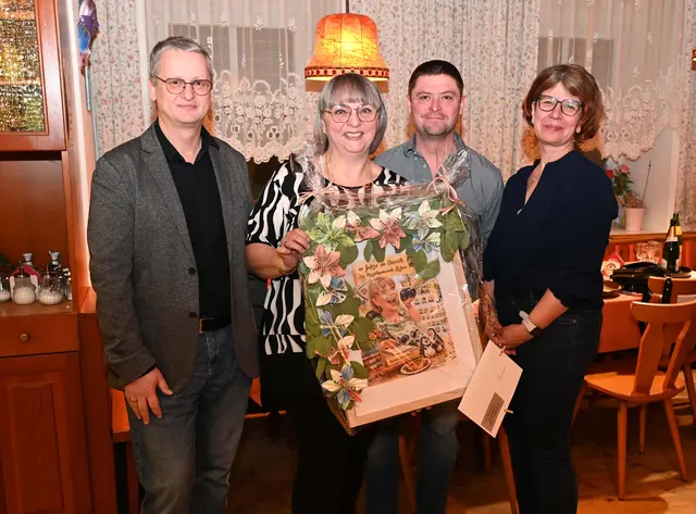 Die Bediensteten überreichten auch ein Geschenk | Foto: Foto: Charly Baumgartner
