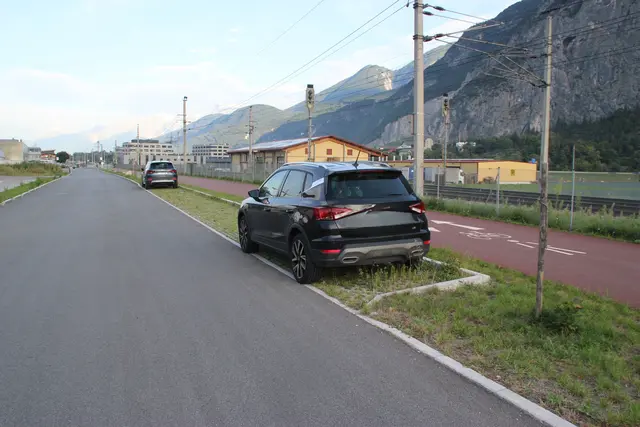 Entlang des verlängerten Geh-  und Radwegs in Kematen sollen auch Längsparkplätze entstehen.  | Foto: Manfred Jordan