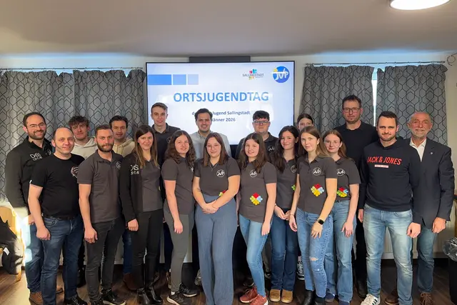 Die Mitglieder und Ehrengeäste des Ortsjugendtages: Christopher Edelmaier, Kommandant der FF Sallingstadt HBI Wolfgang Weitzenböck, Jakob Hipp, Maximillian Maierhofer, JVP-Waldviertelobmann Matthias Schiller, Ina Böhm, Obmann Paul Scheidl, Petra Müllner, JVP-Landesobmann Sebastian Stark, Lena Pöcksteiner, Tanja Müllner, Julian Ertl, Lilly Hipp, Julia Poppinger, Lena Poppinger, Anna Kurz, VV-Obmann Markus Rabl, JVP Bezirksobmann Stv. Florian Schierhuber, Bürgermeister Josef Schaden (v.l.). | Foto: Marktgemeinde Schweiggers