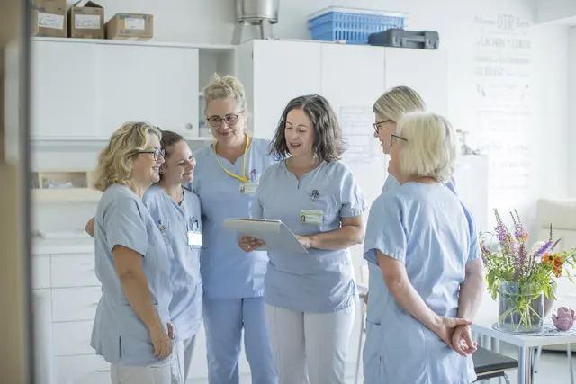 Pflege ist dabei längst nicht mehr nur Ausführung, sondern hochprofessionelles Handeln, evidenzbasiert, interdisziplinär, zunehmend spezialisiert und mit großer Verantwortung verbunden.  | Foto: SALK