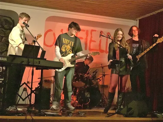 Die Indie-Rockband "Oakfield", v. l. Andreas Arlitzer, Leonhard Eibinger, Darian von Elling, Johanna Sturmann und Maximilian Peinhaupt.