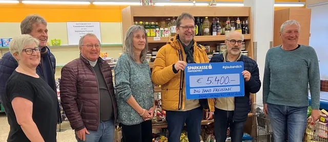 Markus Lindner (3.v.r.) bei der Scheckübergabe im Sozialmarkt Arcade. | Foto: Lindner