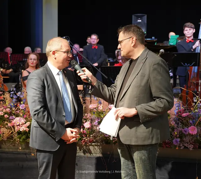 Moderator Thomas Vollmann interviewte Gastgeber Bernd Osprian. | Foto: Stadtgemeinde Voitsberg/J. Reicher
