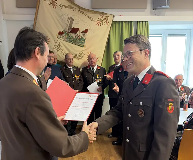 Der Perger Bezirksfeuerwehrchef Eduard Paireder und der neue Feuerwehr-Bezirksseelsorger Rafael Hintersteiner. | Foto: Leonhard Küllinger/FF Arbing