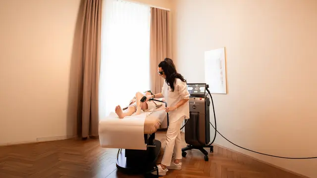 Saranda Ogradnig Medical Skincare &amp; Laserbehandlung in Graz bietet moderne medizinische Laser-Haarentfernung für dauerhafte Glätte. | Foto: Saranda Ogradnig Medical Skincare &amp; Laserbehandlung