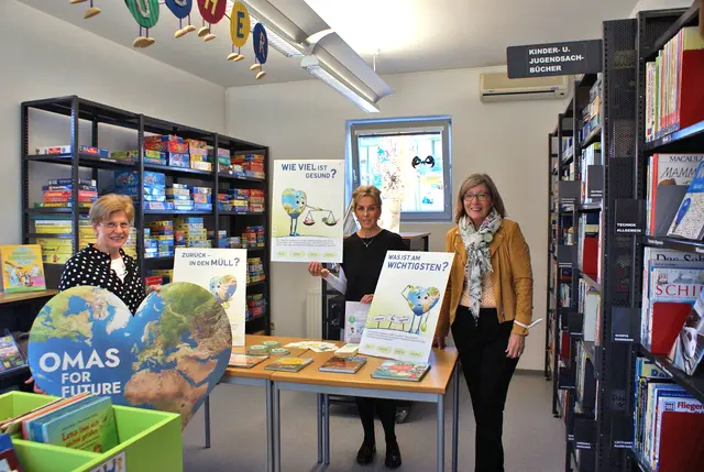 "Omas for Future": Anna Sigmund, Bibliotheksleiterin Edith Augustin und Hildegard Schweder. | Foto: MeinBezirk