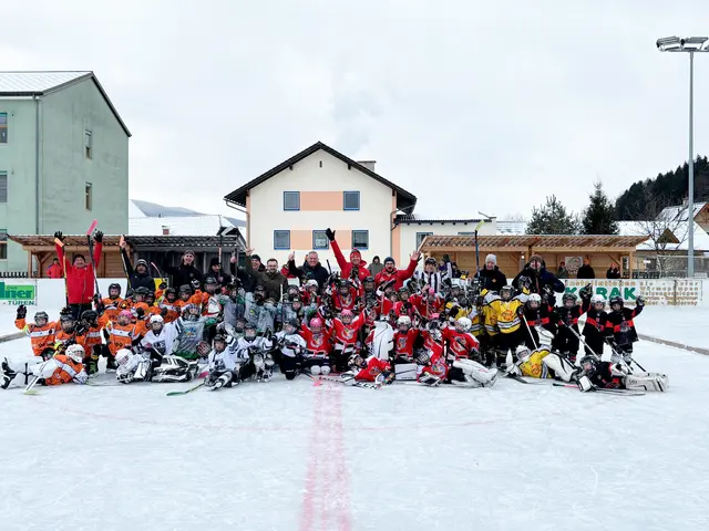 Die U7-Teams auf der Kunsteisanlage in Langenwang beim Panthers-Cup. In der hinteren Reihe steht neben den Trainern und Vzbgm. LAbg. Philipp Könighofer auch Landeshauptmann Mario Kunasek. | Foto: MeinBezirk/Angelina Koidl