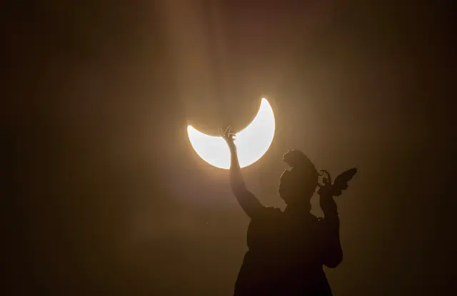 Eine besonders außergewöhnliche partielle Sonnenfinsternis erwartet die Österreicher im August. Foto: Eine partielle Sonnenfinsternis, zu sehen über einer Statue auf dem Dach des Kunsthistorischen Museums in Wien am 20. März 2015. (Archiv) | Foto: APA-Images / AFP / JOE KLAMAR