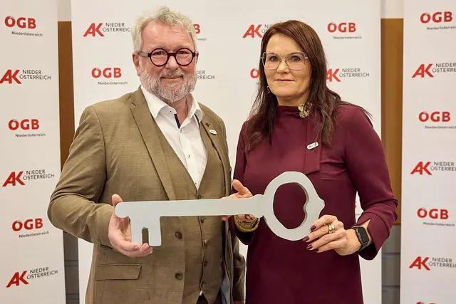 Gerhard Windbichler (l.) übergibt den Schlüssel der Bezirksstelle Neunkirchen an seine Nachfolgerin Marianne Landa (r.).  | Foto: Georges Schneider