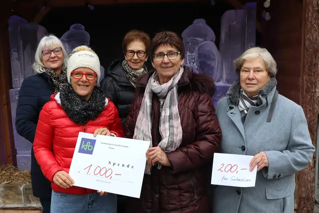 Maria Halbwirth, Claudia Müller, Maria Weber, Johanna Theißl, Gisela Gaisberger (v.l.) vor der Eiskrippe auf dem Hauptplatz | Foto: Gerhard Langmann