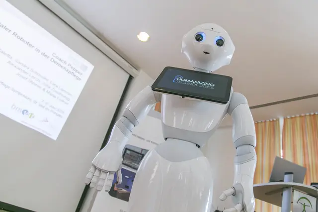 Pepper, der humanuide Roboter soll in manchen Orten den Mangel an Pflegekräften decken. | Foto: SALK/wildbild/Herbert Rohrer