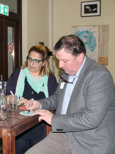 Kulturverantwortliche Helene Stinakovits aus Kottingbrunn und Geschäftsführender Gemeinderat und Kulturverantwortlicher Johann Hecher aus Sooß.
 | Foto: Kultur.Region.Niederösterreich