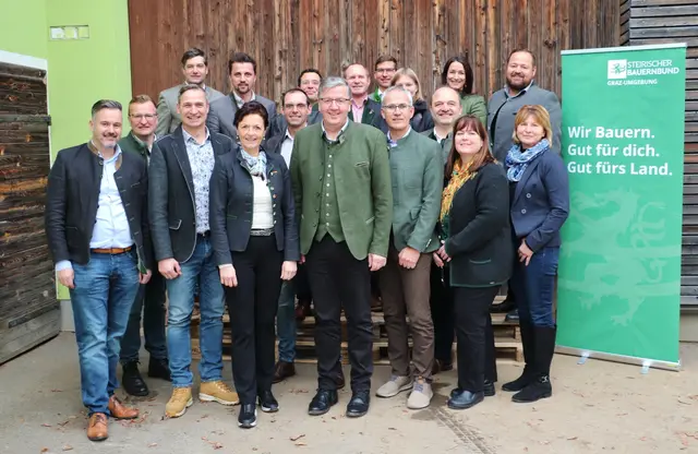 LK-Präsident Andreas Steinegger und Maria Pein (Bildmitte) mit dem Bauernbund-Team Graz und Umgebung für die Landwirtschaftskammerwahl. | Foto: Edith Ertl