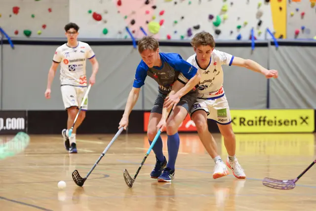 Harte Körpereinsatz: Tobias Walluschnig (re.) im Zweikampf um den Ball. | Foto: ÖFBV / Rachlinger