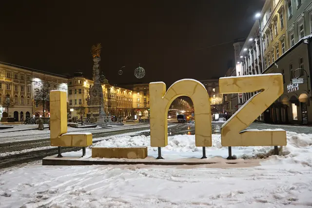 Seit mehreren Tagen bleibt sogar am Linzer Hauptplatz der Schnee liegen. | Foto: MeinBezirk/Reischl