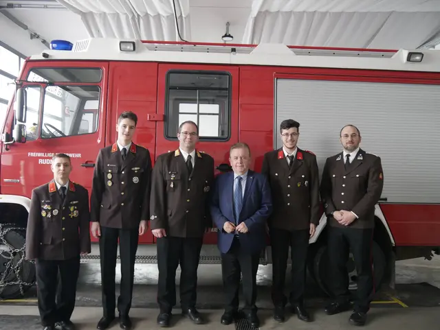 Philipp Siegl, Stefan Grünstäudl, Franz Thaler, Bürgermeister Franz Mold, Thomas Brenner, Andreas Thaler (v.l.). | Foto: FF Rudmanns