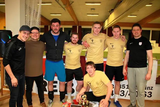 Turniersieger "Team Fiziomassage" (m.) und die Turnierleitung Michael Primus, Manuel Röxeis (l.) und Daniel Fabian (r.) | Foto: HV TDP Stainz