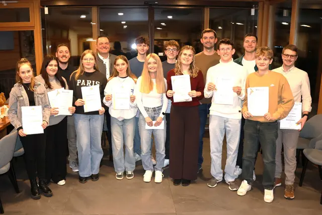 Bürgermeister Christian Wührleitner und die Kapellmeistern Daniel Pairleitner und Peter Stockinger überreichen dem Christoph Ortmann die Ehrenmedaille in Silber des NÖBV für 25 Jahre Mitglied beim Verein und dem Blasmusikverband | Foto: Franz Putz