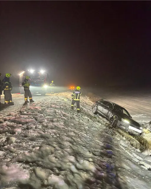 Das Fahrzeug wurde wieder auf die Straße gezogen. | Foto: FF Gurten