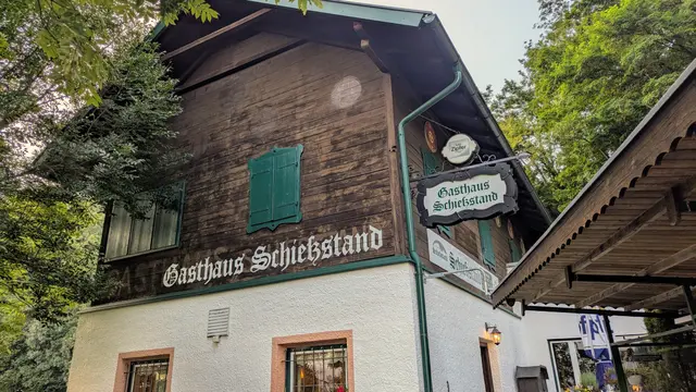 Raju und Sujata Bishwokarma freuen sich auf Besucherinnen und Besucher im Höttinger Schießstand. | Foto:  Elisabeth de Koekkoek/Innsbruck.info