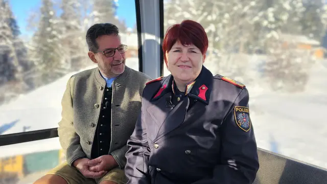 Foto: Christian Fasser / Polizei Vorarlberg: Uta Bachmann (re) ist zu Gast bei Andreas Seeburger (li) in der Fernsehgondel am Muttersberg.