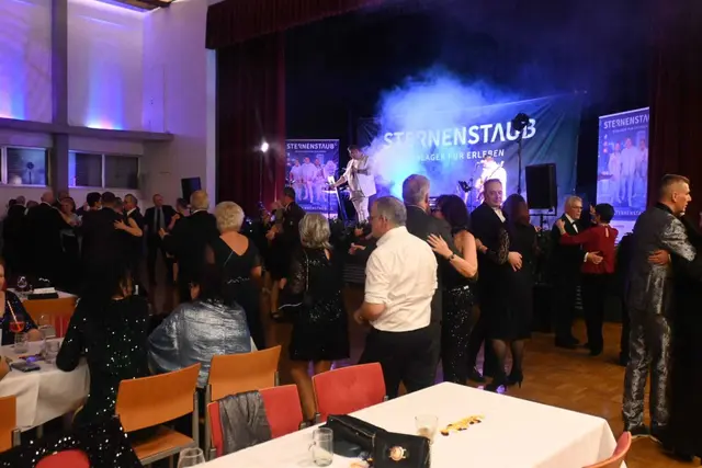 Die Band „Sternenstaub" lockte die Besucherinnen und Besucher mit einem abwechslungsreichen Repertoire auf die Tanzfläche. | Foto: FF Leoben-Stadt