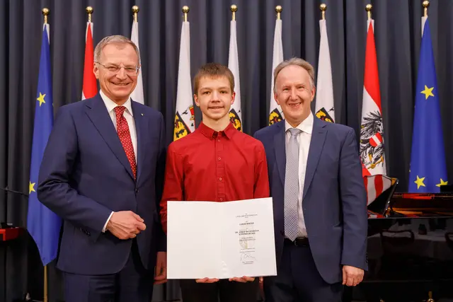 Das 14-jährige Musiktalent Florian Winter (Mitte) bekam die Auszeichnung von Landeshauptmann Thomas Stelzer (l.) persönlich überreicht. | Foto: Land Oberösterreich