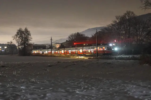Ein Regionalzug kam auf der freien Strecke zwischen den Bahnhöfen Kirchdorf an der Krems und Micheldorf in Oberösterreich zum Stehen.  | Foto: laumat.at/Matthias Lauber