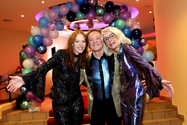 Valentina, Thomas und Petra Altendorfer feierten - gekleidet im Stil der 80er Jahre - gemeinsam in der Manglburg.  | Foto: Andreas Maringer