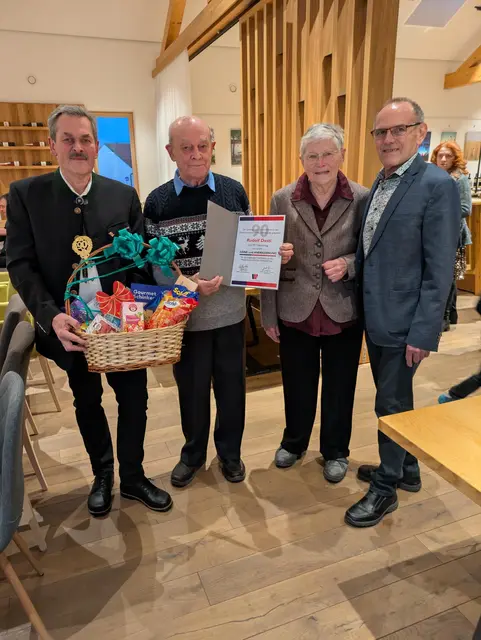 Gratulation zum 90. Geburtstag und zum 68. Hochzeitstag: Rudolf Dastl aus Haugsdorf | Foto: Wirtschaftsbund Hollabrunn