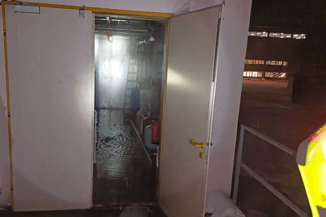 Das Löschwasser lief bereits unter der geschlossenen Tür hervor und beim Öffnen des Raumen konnte eine komplette Überflutung des Raumes festgestellt werden. | Foto: FF Waidhofen/Thaya