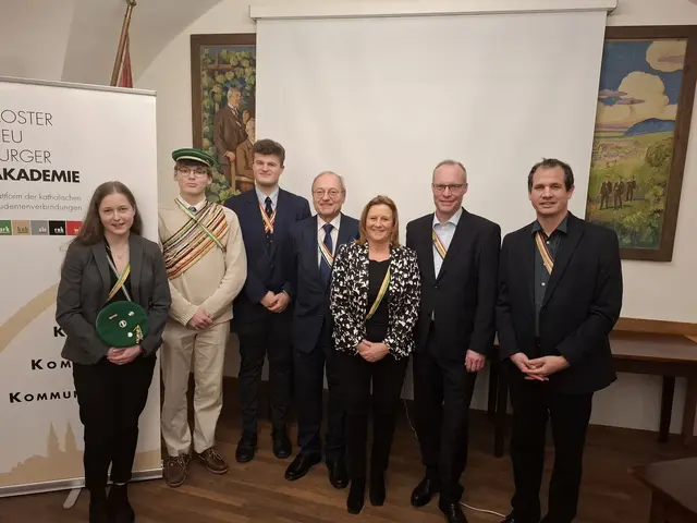 Lena Mayer (Babenberg), Lorenz Ossberger (Arminia), Christoph Hammer (Welfia), Herbert Maier (EKV-Zirkel), Vizebürgermeisterin Maria Theresia Eder (ÖVP), Alexander Biach (Generaldirektor SVS) und Christian Rohringer (Obmann der Klosterneuburger Akademie). | Foto: Klosterneuburger Akademie