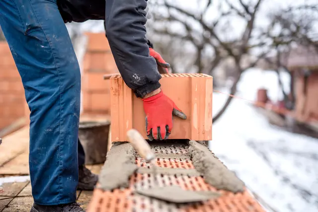 Relativ moderate Temperaturen bis Ende Dezember 2025 und eine leichte Erholung der Baubranche haben die Winterarbeitslosigkeit heuer vergleichsweise niedrig gehalten. | Foto: Smarterpix/bogdan.hoda