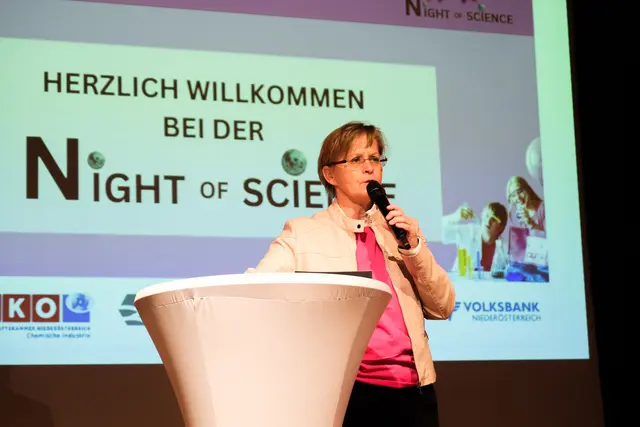 Direktorin Barbara Faltl begrüßt die Gäste. | Foto: Andreas Hellerschmid