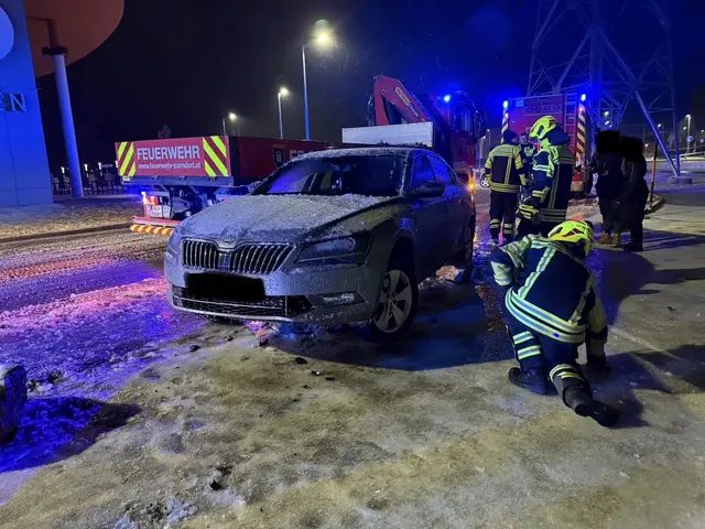 Blitzeis wurde einem Fahrzeuglenker zum Verhängnis. | Foto: Feuerwehr Parndorf