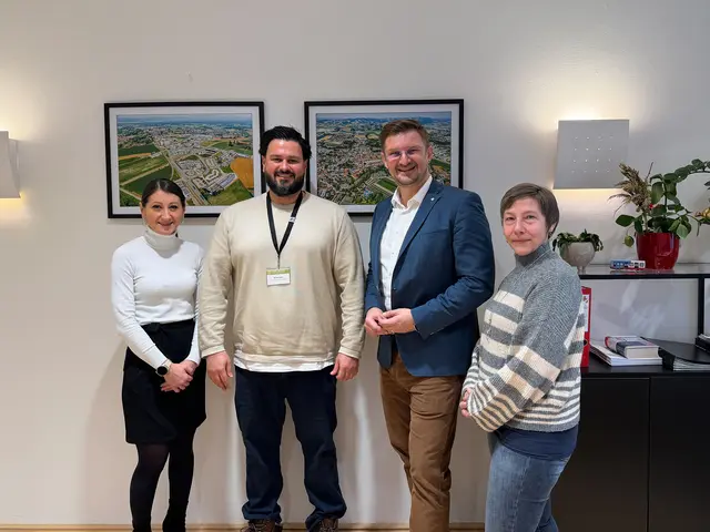 v.l.n.r.: Stadtamtsleiterin Ivana Turic, Serkan Tayar, Bürgermeister Christian Penn, Leiterin der Personalabteilung Maria Lux | Foto: Stadtgemeinde Eferding