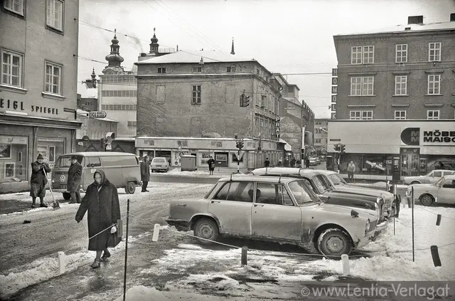 Auf dem Bild sind zahlreiche Linzer Traditions-Geschäfte zu erkennen, die heute größtenteils nicht mehr existieren. | Foto: Lentia-Verlag