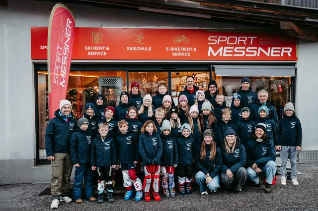 Die Trainingsgruppe mit Obmann Wolfgang Gredler und Georg Messner in den neuen Anzügen. | Foto: Ski Racingteam Wipptal