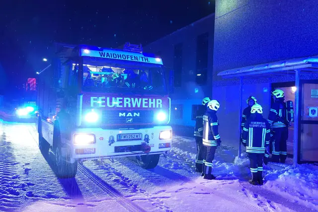 Kurz vor 01:30 Uhr rückten die Einsatzkräfte wieder ins Feuerwehrhaus ein. | Foto: FF Waidhofen/Thaya