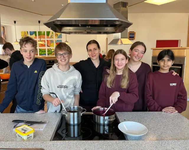 Gemeinsames Lernen mit Genuss: Die Klassen 3b und 3c bereiten im Unterricht amerikanische Pancakes zu. | Foto: Sport/Mittelschule St. Valentin