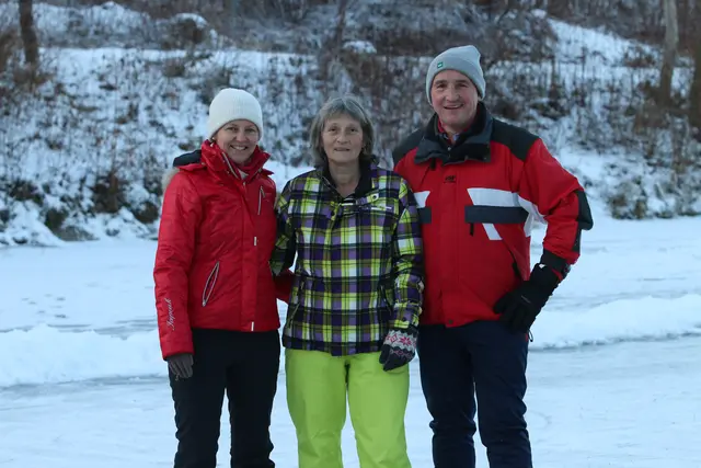 Dank der dicke Eisdecke auf der Pram, holten Jung wie Alt ihre Schlittschuhe aus dem Schrank und genossen das Eislauf-Vergnügen. | Foto: Klaus Angerer