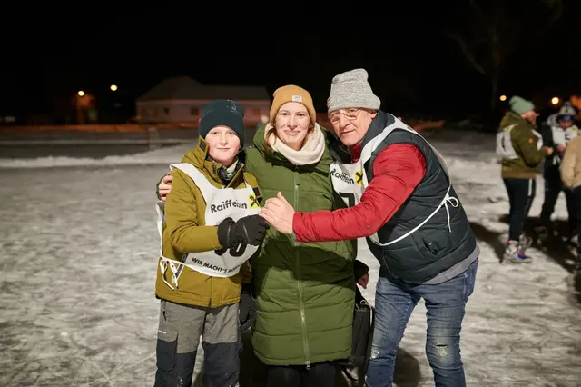 Biz Kaudela gratuliert dem fleißigsten Eisläufer des Kinderbewerbes