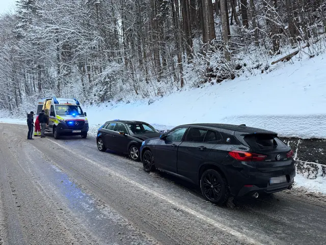 Aufgrund der glatten Fahrbahn rutschten die Fahrzeuge ineinander.  | Foto: ZOOM-Tirol