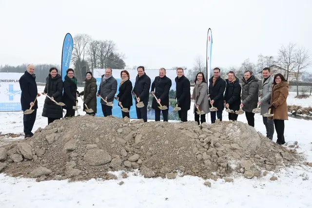 BezirkshauptmannManfred Hageneder (links), Wasserverbandsobmann Bgm. Markus Stadlauer MA, LR Michaela Langer-Weninger PMM, Bundesminister Norbert Totschnig , LH Thomas Stelzer und LR Stefan Kaineder (v.l.n.r. in der Bildmitte) mit Vertreter/innen der Wasserverbands-Gemeinden und des Gewässerbezirkes Linz beim Spatenstich zur Renaturierung an der Krems.  | Foto: Land OÖ/Lina Spenlingwimmer