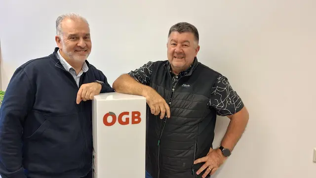 Josef Ablinger (r.) übergibt den ÖGB-Regionalvorsitz an Alexander Marhavy. | Foto: ÖGB