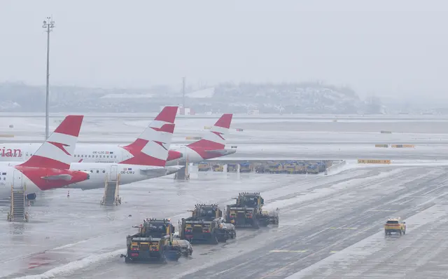 Wegen akuter Glatteisgefahr muss der Flugbetrieb am Flughafen Wien-Schwechat vorübergehend eingestellt werden.  | Foto: APA-Images / REUTERS / Leonhard Foeger