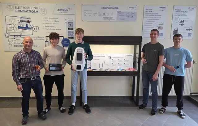 Lehrer Ansbert Sturm, Manuel Bauer, Nico Unger, Lukas Bauer und Konstantin Beck (v.l.) freuen sich auf den Tag der offenen Tür 2026 | Foto: Schrack