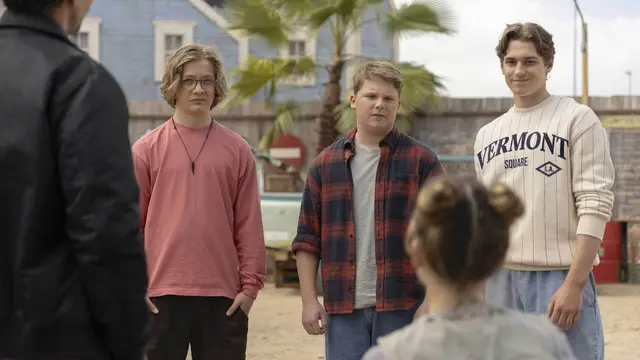 Die Urlaubspläne sind schnell vergessen und die drei Jungs verfolgen die Spuren, die sie zu dem Geheimbund Sphinx führen. | Foto: 2025 Wiedemann und Berg Film GmbH/Deutsche Columbia Pictures Filmproduktion GmbH